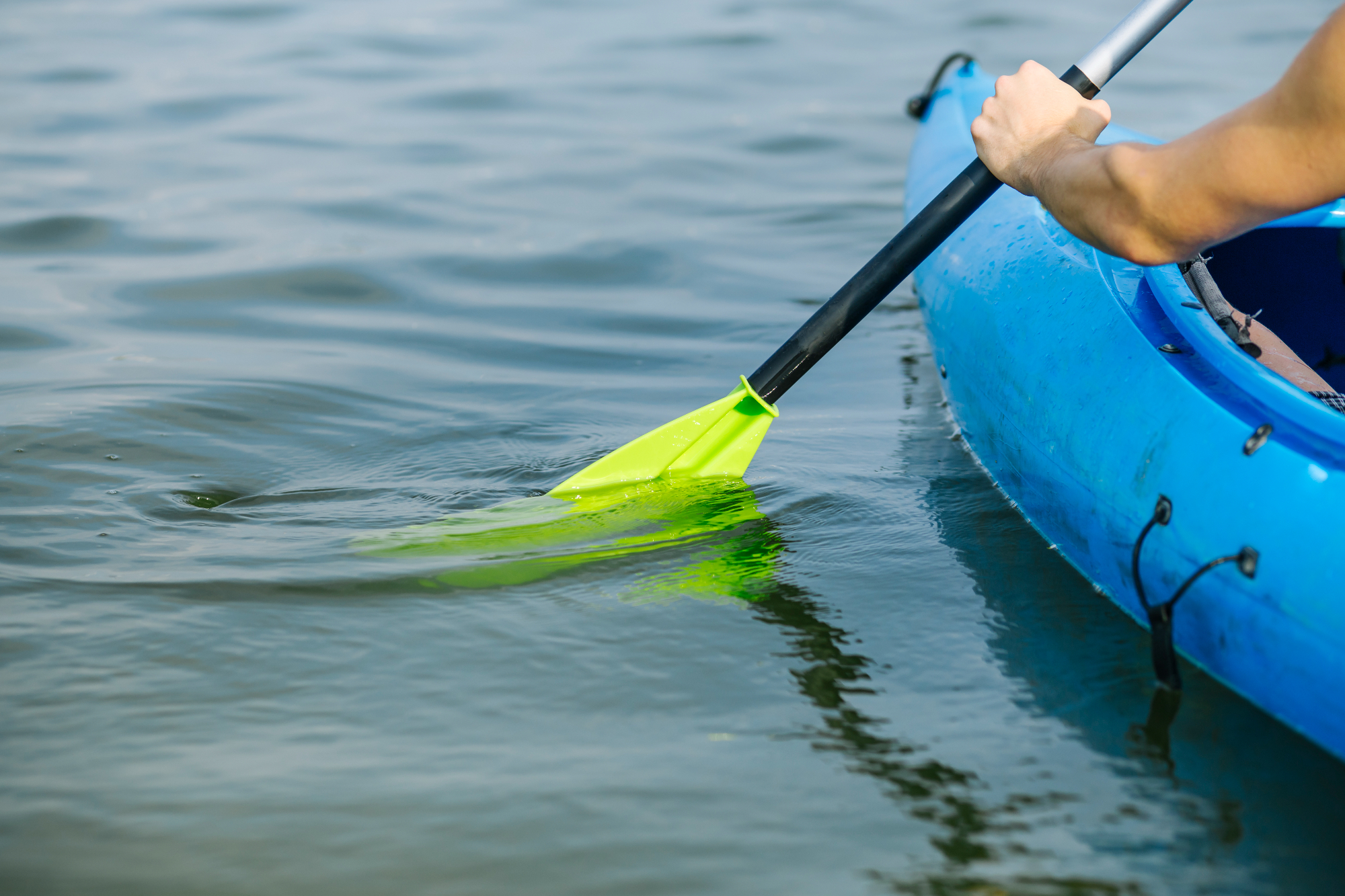 Libertà di movimento sulle imprese acquatiche con pantaloni kayak